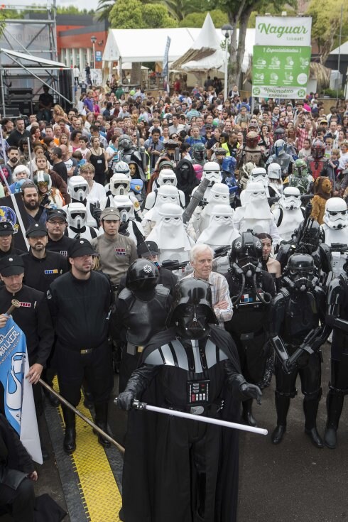 Darth Vader comandaba el desfile galáctico. Tras él, en mangas de camisa, el actor Jeremy Bullock, que dio vida a Boba Fett en la saga original.  