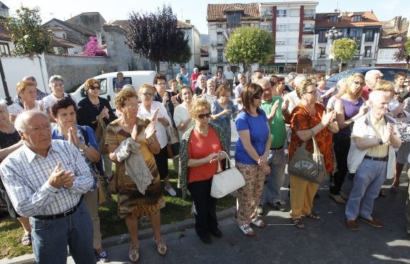 Asistentes a la concentración contra la violencia machista celebrada ayer en Pravia. 