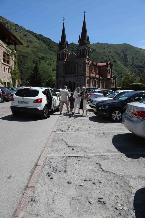 El deterioro y desgaste de la explanada de la Basílica de Covadonga es evidente. 