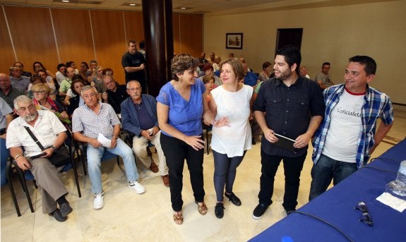 Ana Rivas, Ana Taboada, Rubén Rosón y Fernando Villacampa, en primer término, al inicio del encuentro con los vecinos . 