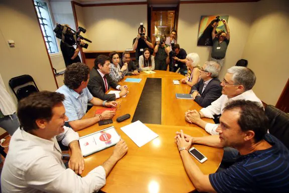 Por la izquierda, los socialistas Francisco Blanco, Jesús Gutiérrez, Javier Fernández, Dolores Carcedo, Fernando Lastra y Elsa Pérez. En representación de izquierda Unida, Concha Masa, Gaspar Llamazares, Manuel González Orviz y Daniel Sánchez . 