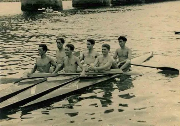 Villar, primero por la derecha de la primera fila, en 1949, cuando quedó segundo tras los hermanos Cuesta, en el centro de la imagen. 