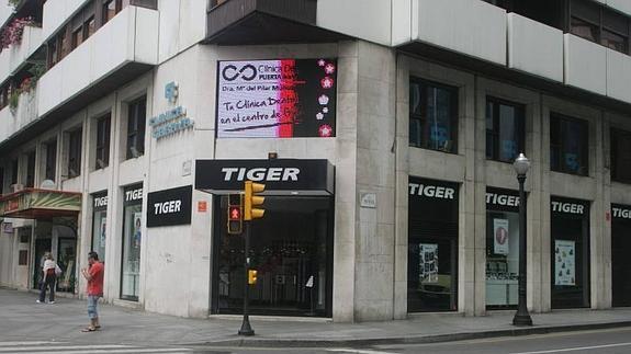 La agresión se produjo junto al semáforo entre los dos tramos de la calle Corrida.