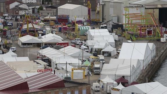 Montaje de las carpas de la Semana Negra, ayer, en el recinto de Naval Gijón.