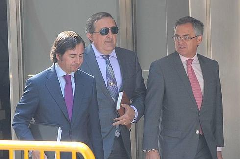 Juan Miguel Pérez, con gafas de sol, a su llegada, ayer, a la Audiencia Nacional.