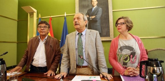 Los tres socios de Gobierno Roberto Sánchez Ramos, 'Rivi' (IU), el alcalde Wenceslao López (PSOE) y Ana Taboada (Somos Oviedo) . 