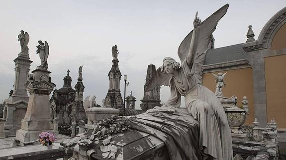 Detalle de una de las zonas monumentales del cementerio de La Carriona.