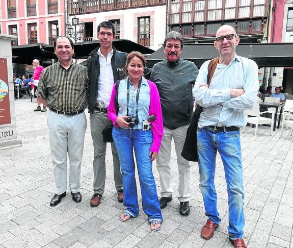 José Camacho, José Vicente, Ana Oropesa, Jorge Moreno y Luis Sanz, en la plaza de Parres Sobrino durante su visita en Llanes. 