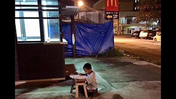 Daniel Cabrera, en la calles de Cebu estudiando