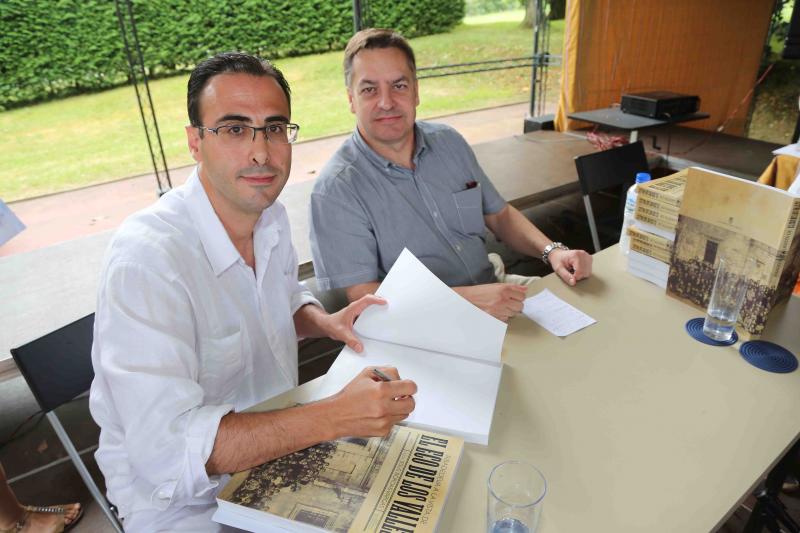 El alcalde de Ribadedeva, Jesús Bordás Vargas, junto al director de EL COMERCIO, Íñigo Noriega, en la presentación del libro. 