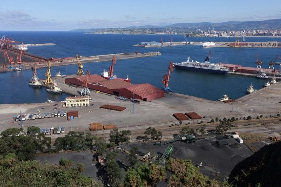 Vista parcial del puerto de El Musel. 