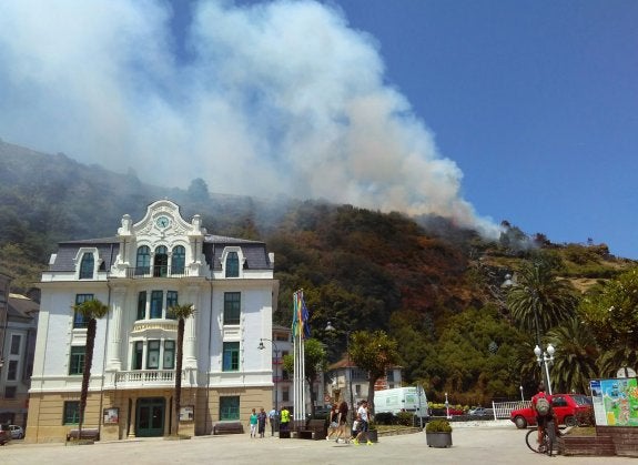 El incendio registrado en la zona alta de Luarca era visible desde el Ayuntamiento. 