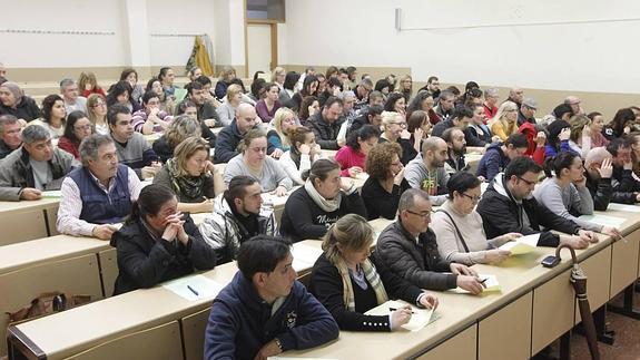 Hombres y mujeres de todas las edades participan en las pruebas de selección del plan de empleo Gijón Inserta 2014 en el campus para cubrir 49 plazas de peón y once de ayudante de servicios.