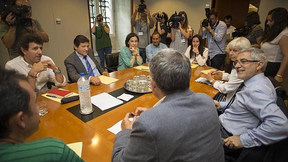 Las delegaciones del PSOE y de IU conversan animadamente al inicio de la reunión en la que se alcanzó el acuerdo.