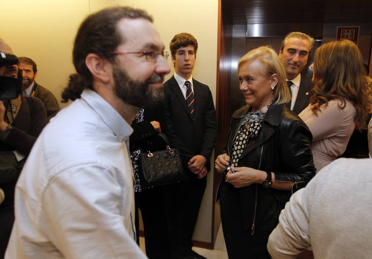 Emilio León pasa por delante de Mercedes Fernández en la Junta General.