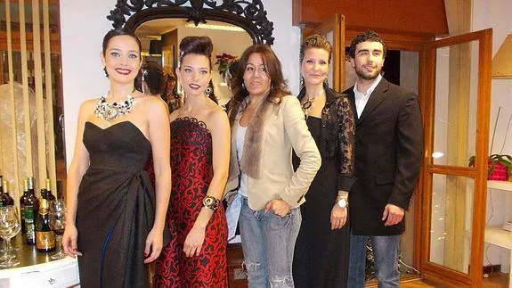 Virginia Abzueta, en el centro, acompañada por los modelos Loida Palacios, Cristina Rodríguez, Camelia Ríos y Javier Millor.