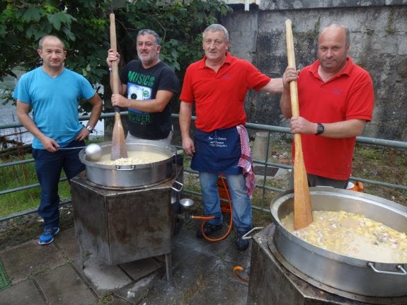 Joaquín, José Ángel, Paco y Javier, preparan la marmita. 