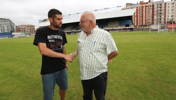 Juanjo Prendes da la bienvenida a Nacho Méndez. 