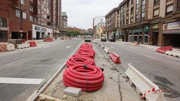 Una mediana, aún en construccion, sustituye en la avenida de Cervantes el carril que permitía el giro hacia Gutiérrez Herrero.