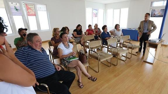 El jefe del Servicio de Conservación, Mantenimiento y Medio Ambiente, Basilio Jerónimo (derecha), presentó el proyecto en La Luz.