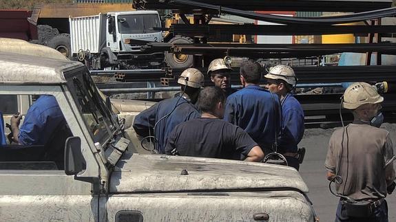 Compañeros del trabajador atrapado, a la entrada de la mina.