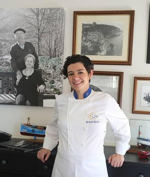 María Busta Rosales posa en Casa Eutimio delante de una fotografía de sus padres.