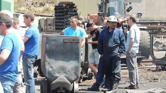 Desolación en los rostros de los compañeros del minero fallecido.