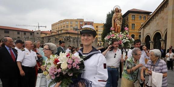 La procesión de la Virgen fue seguida por numerosos fieles y miembros de la Armada.  