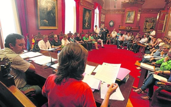 Un momento de la sesión plenaria celebrada ayer en el Ayuntamiento de Villaviciosa. 