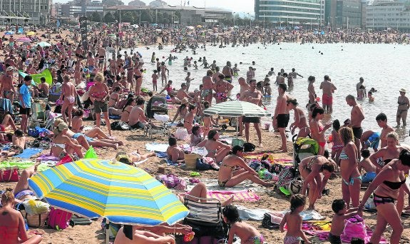 La playa de Poniente mostraba ayer una imagen insólita con un arenal repleto hasta la bandera. 