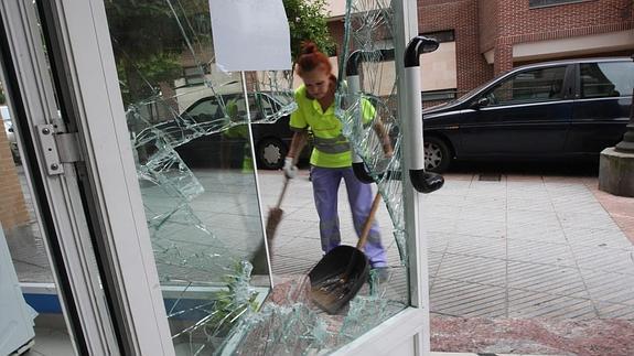 La puerta con el agujero hecho con la alcantarilla.