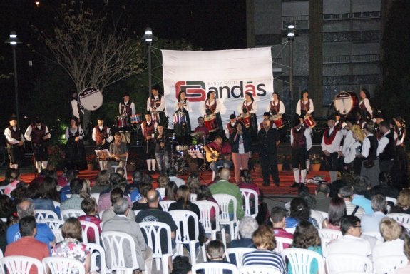 La Banda de Gaites Candás, durante la actuación en la gala celebrada la noche del sábado. 