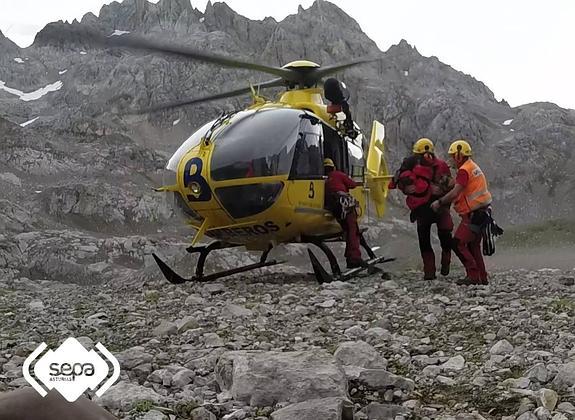 Uno de los helicópteros durante el rescate. 