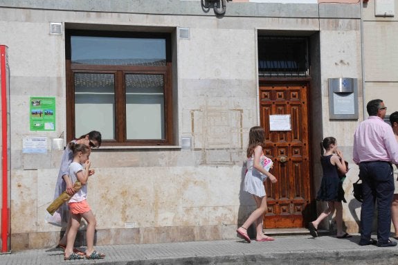 Una imagen de archivo de la fachada del antiguo centro de salud de Lastres, que hoy reabre sus puertas de manera temporal. 