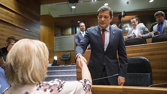 Mercedes Fernández felicita al socialista Javier Fernández tras ser reelegido presidente del Gobierno asturiano.