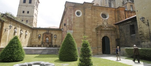 Las visitas a los jardines de los Reyes Caudillos están permitidas de lunes a viernes desde las once de la mañana hasta la una de la tarde. 