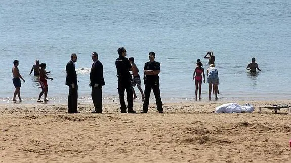 La mujer falleció cuando paseaba por la orilla de la playa. 