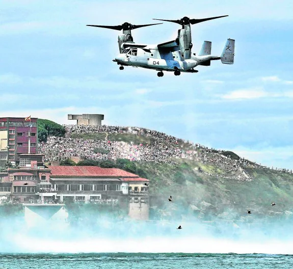 La aeronave híbrida MV 22 Osprey se detiene en el aire, sobre el agua de la playa de San Lorenzo. 