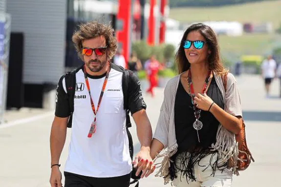 Foto colgada en Twitter en la que se ve a Alonso llegando con su novia, Lara Álvarez, al circuito. 
