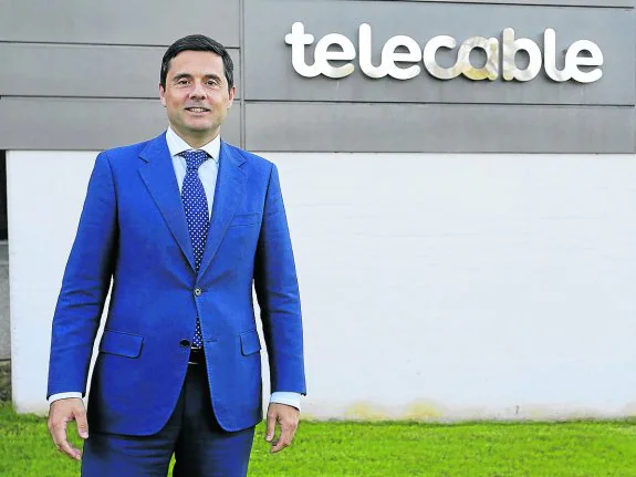 Alejandro Martínez, consejero delegado de Telecable, seguirá gestionando su «día a día». 