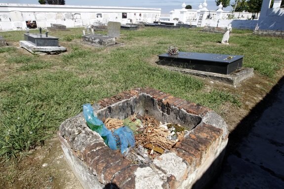 Estado en el que se encuentran algunas de las tumbas del cementerio de Ceares. 