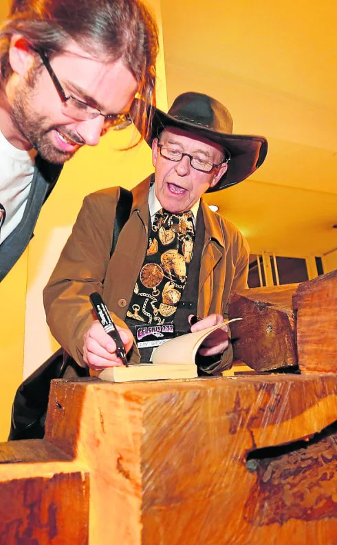 Dan Abnett firma uno de sus libros en el vestíbulo de la Casa de Cultura. 