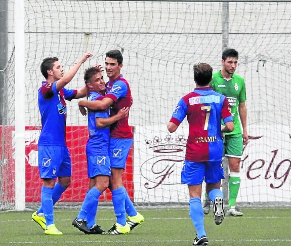 Cayarga es felicitado por sus compañeros tras marcar el primer gol del Langreo. 