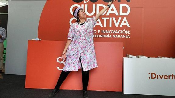 La actriz Ave Hernández, caracterizada de,señora de la limpieza, antes de bailar un, tango en el estand de Gijón.
