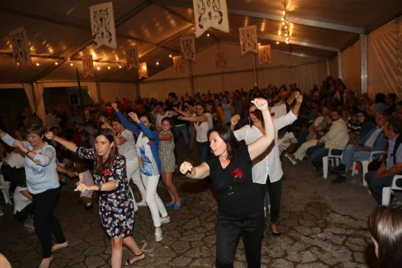 Varias mujeres del bando bailan la Jota de la Magdalena en la noche de ayer. 