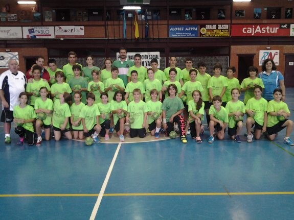 Jorge Martínez, de pie, en el centro, con los alumnos del campus y los técnicos. :: E. C.