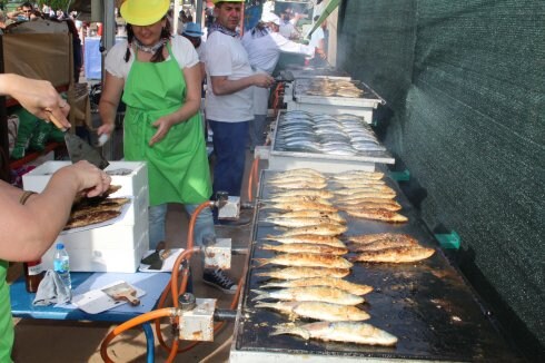 La plancha, llena de sardinas, ayer, en un puesto del festival. 