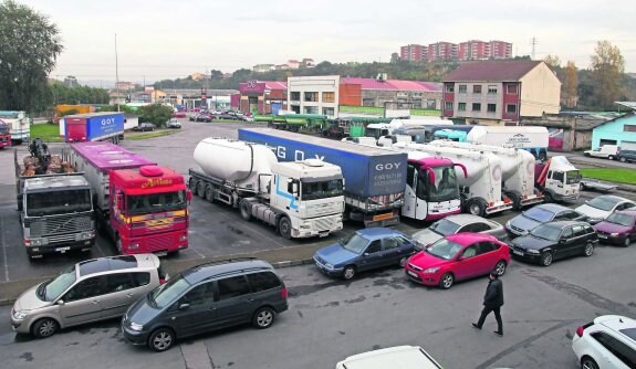 El actual aparcamiento de la avenida de Gijón dejará de estar destinado a vehículos pesados. 