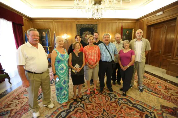 La alcaldesa y el exconcejal de Cultura recibieron ayer al grupo de arqueólogos estadounidense. 