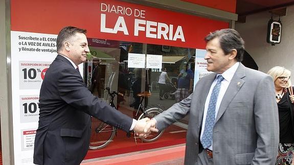 El presidente del Principado, Javier Fernández, saluda al director de EL COMERCIO, Íñigo Noriega, durante su visita al stand del periódico en la Fidma.